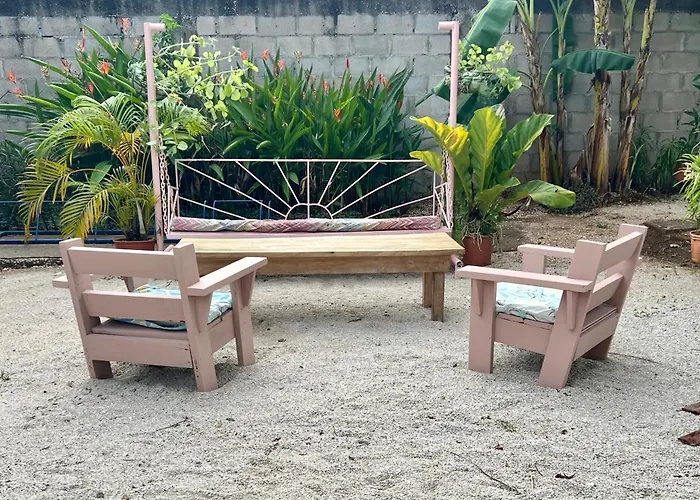Waves & Wi-fi Boutique Hostel *