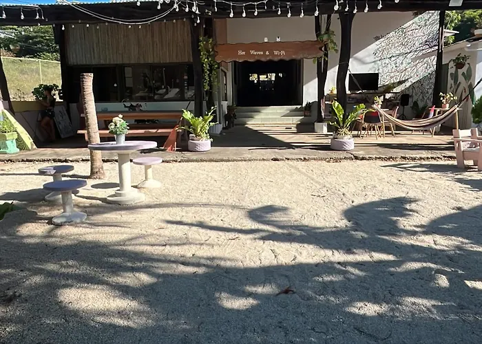 Waves & Wi-fi Boutique Hostel *