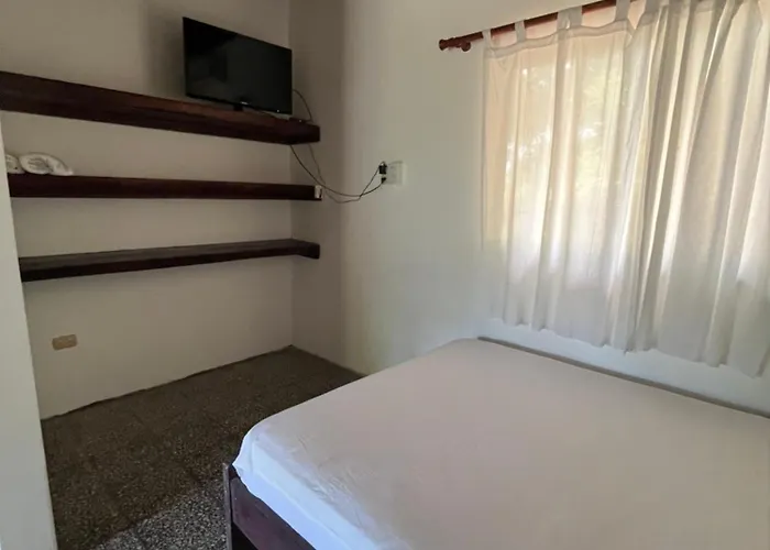 Waves & Wi-fi Boutique Hostel *